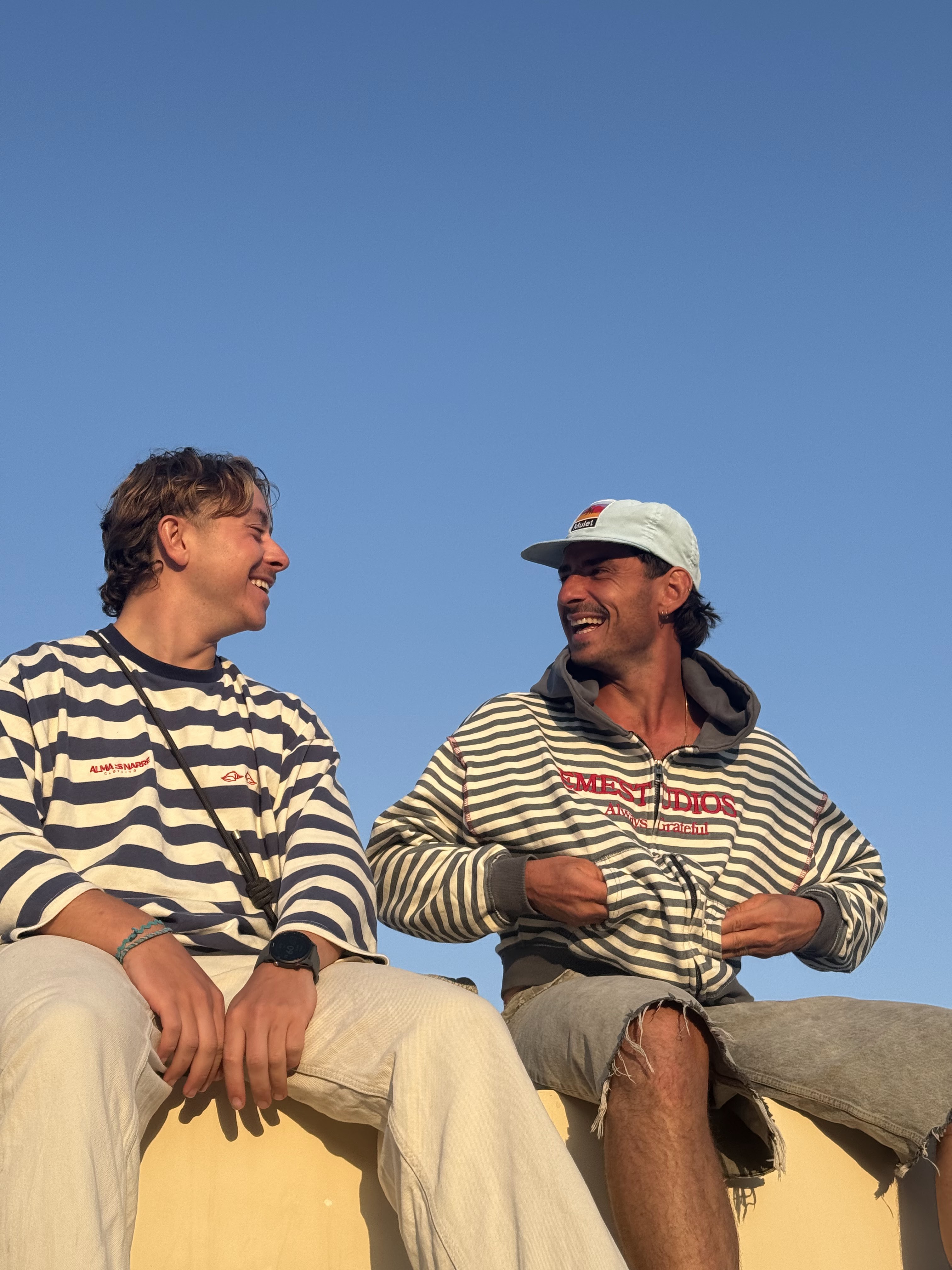 Deux participants du surf camp souriants